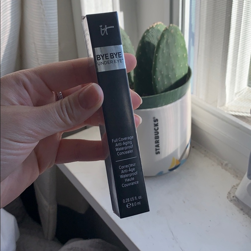 IT BYE BYE UNDER EYE concealer LightMedium